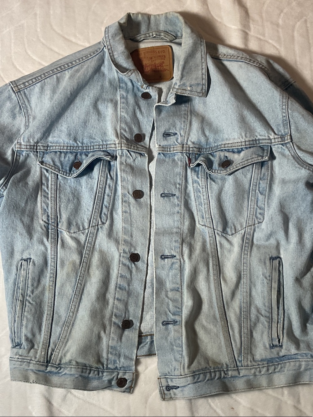 Vintage 90’s LEVI Light Wash Denim Trucker Jacket